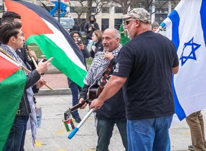 Confrontation at protest of men carrying Israeli and Palestinian flags