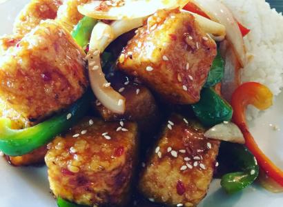 Chunks of marinated tofu with veggies