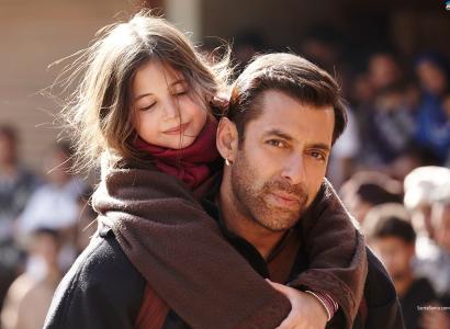 Man carrying a little girl on his back 